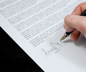 Dlaczego warto skonsultować się z prawnikiem przed podpisaniem umowy?